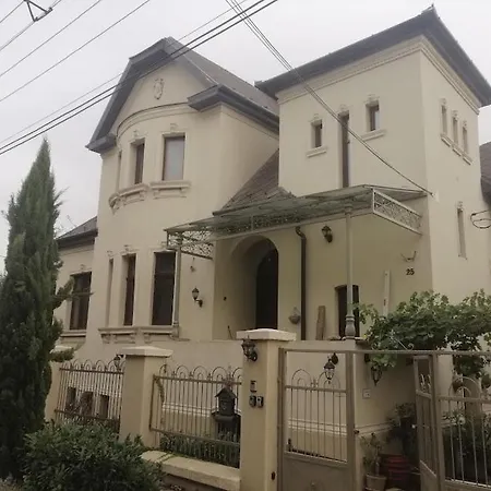 Appartamento Kuria With Private Jacuzzi And Pool Budapest