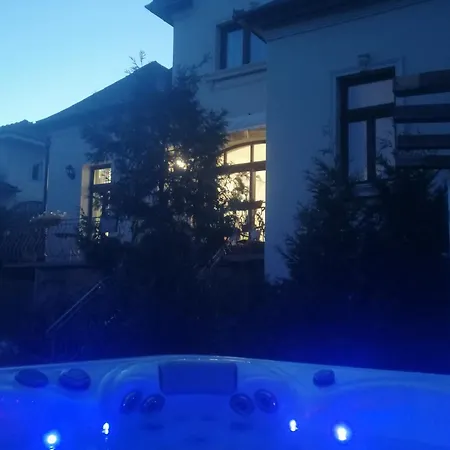 Kuria With Private Jacuzzi And Pool Daire Budapeşte