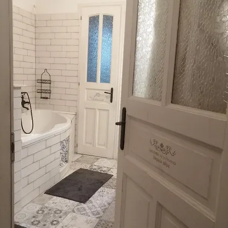 Kuria With Private Jacuzzi And Pool Appartement Budapest