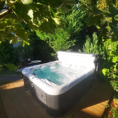 Kuria With Private Jacuzzi And Pool Daire Budapeşte