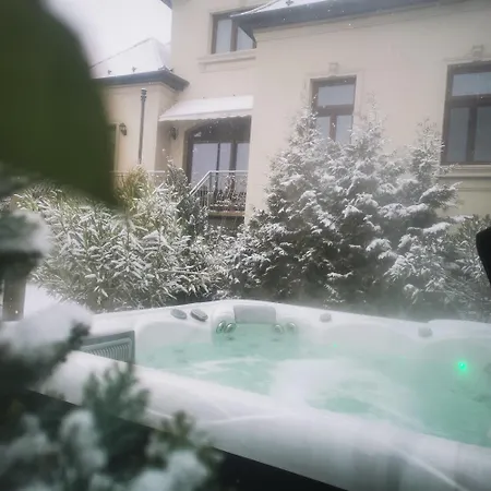 아파트 Kuria With Private Jacuzzi And Pool 부다페스트