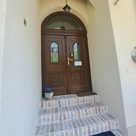Apartment Kuria Private Wellness With Garden And Pool Budapest