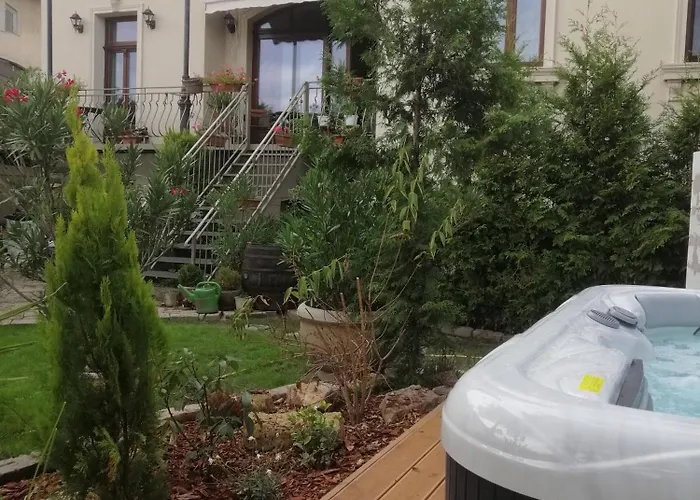 Kúria With Private Jacuzzi&pool Apartament