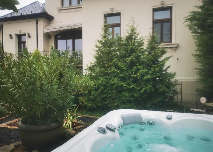 Kúria With Private Jacuzzi&pool Apartament *