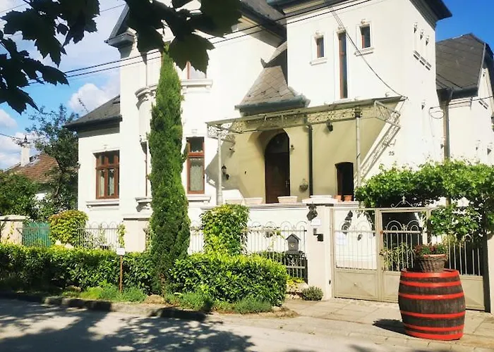 Kuria With Private Jacuzzi And Pool Apartment Budapest