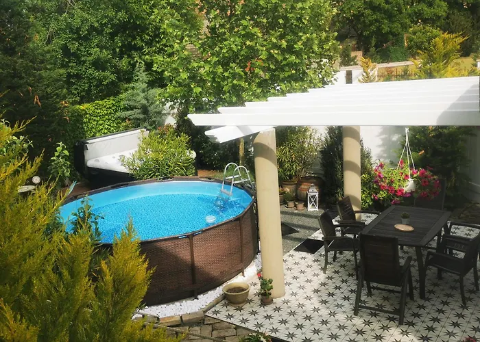 アパート Kuria With Private Jacuzzi And Pool ブダペスト